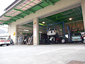 山田自動車の作業場